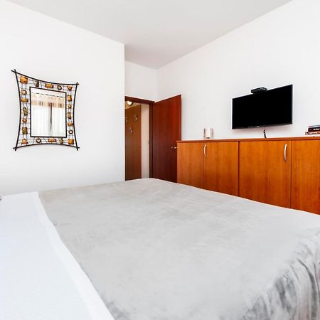 Apartments Mirela ロヴィニ エクステリア 写真