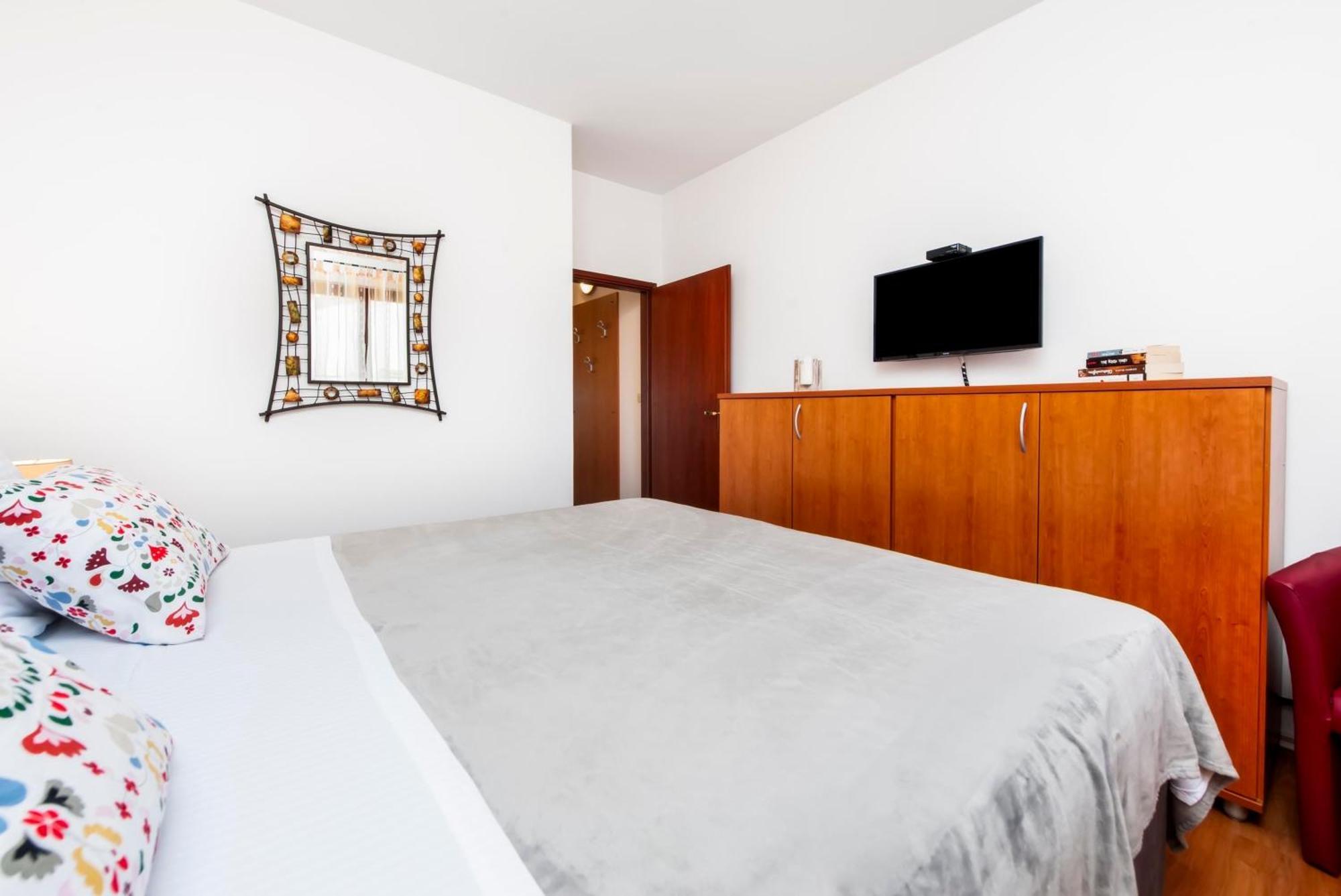 Apartments Mirela ロヴィニ エクステリア 写真